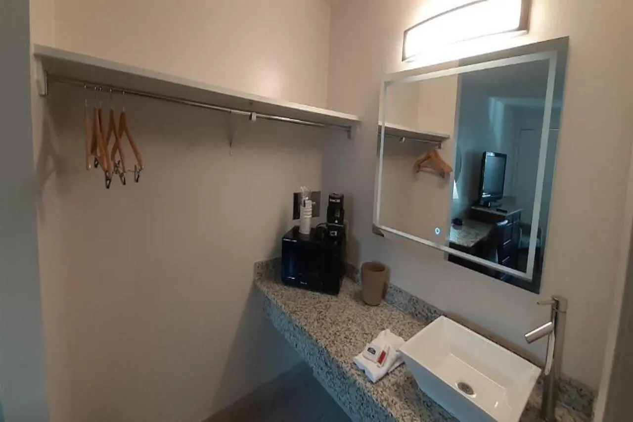 Howard Johnson By Wyndham Downtown Reno 2*,  United States