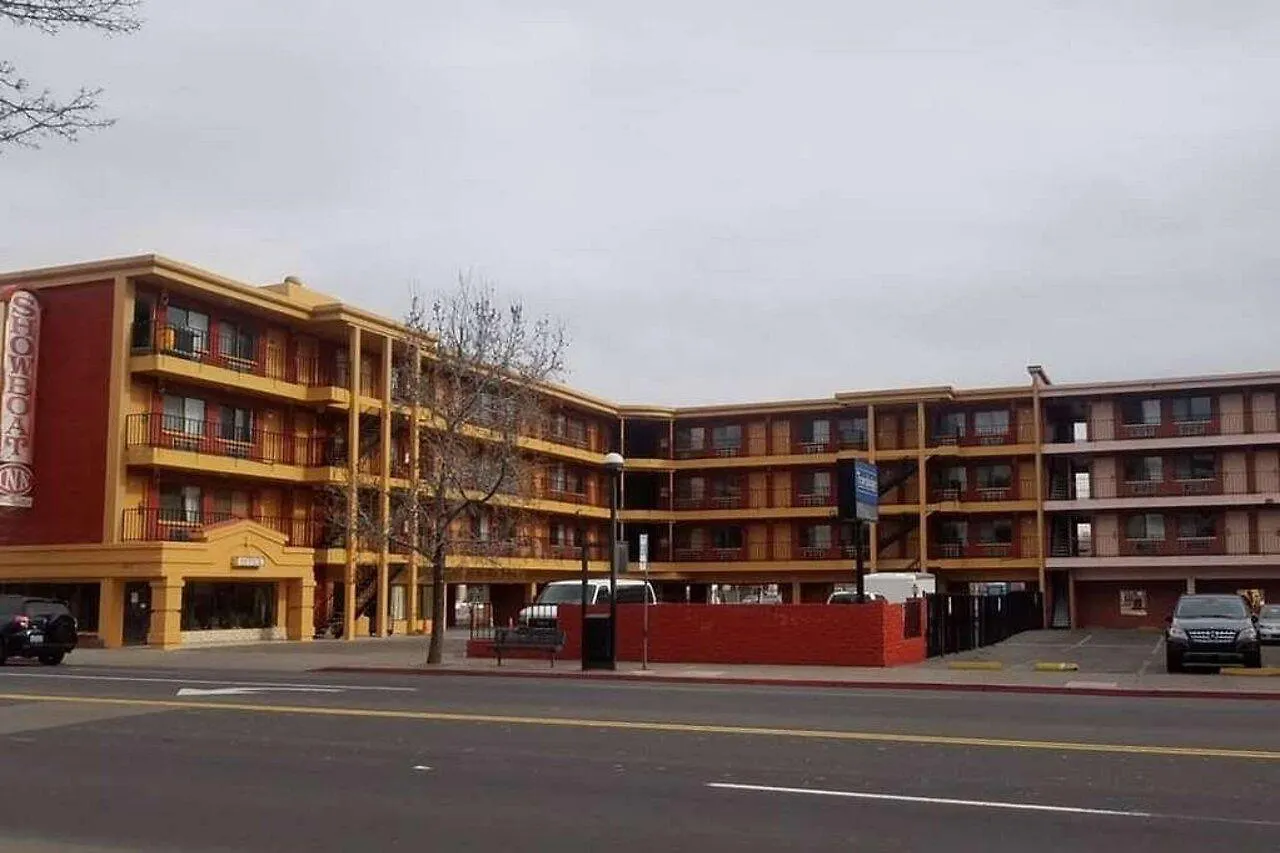 Howard Johnson By Wyndham Downtown Reno 2*,